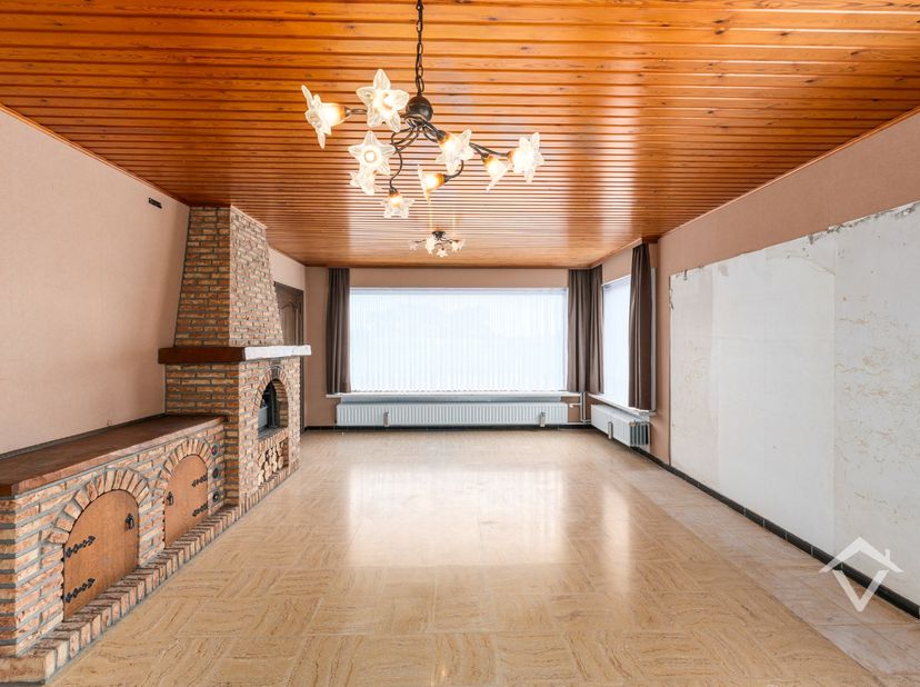 Deze alleenstaande woning is gelegen op een grondoppervlakte van 611 m² en bestaat uit: oprit - carport - inkomhal - toilet - living - keuken - verand
