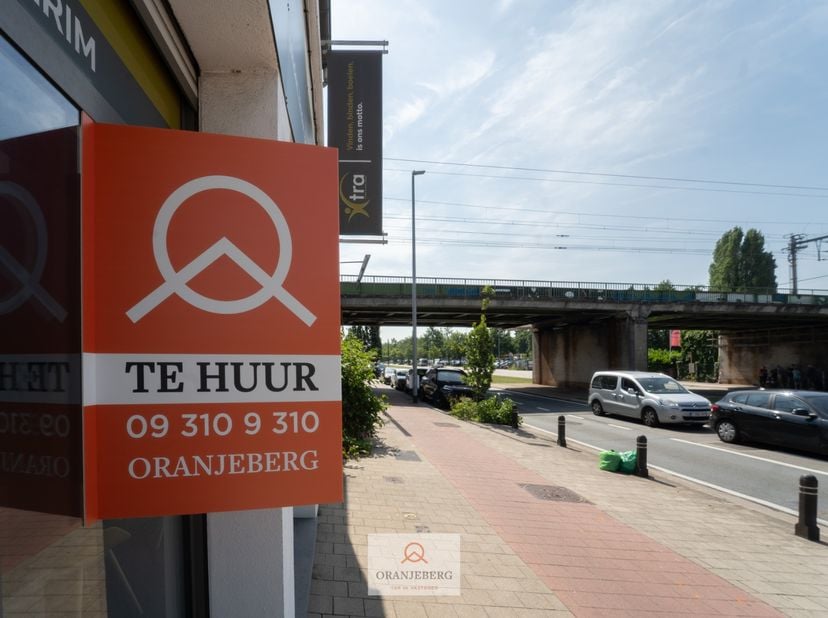 Op een uitstekende zichtlocatie langs de Brusselsesteenweg in Gentbrugge bevindt zich deze instapklare en lichtrijke commerciële ruimte van 115 m² en