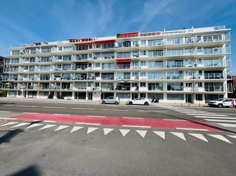 Dit gezellige en recent gerenoveerde appartement op het gelijkvloers is volledig instapklaar  ideaal als starterswoning of investering! Indeling: lich