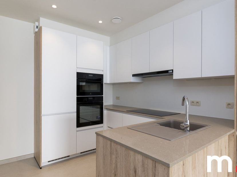 Volledig gerenoveerde woning (2025) met 3 slaapkamers en zonnig terras.<br />
<br />
Deze prachtig totaal gerenoveerde woning combineert hedendaags co