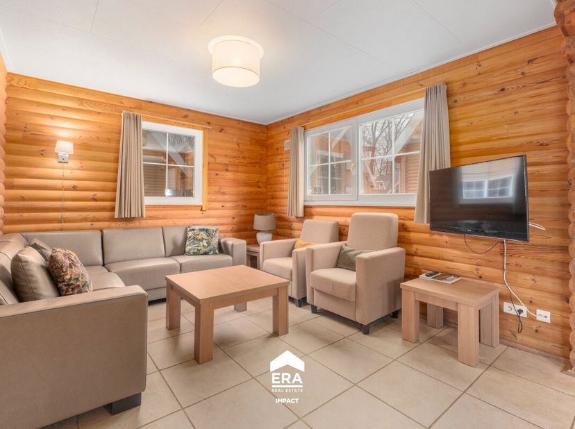 À vendre : maison individuelle à Zutendaal, située dans un parc de vacances verdoyant, à côté du Parc National Hoge Kempen. Cette propriété (construct