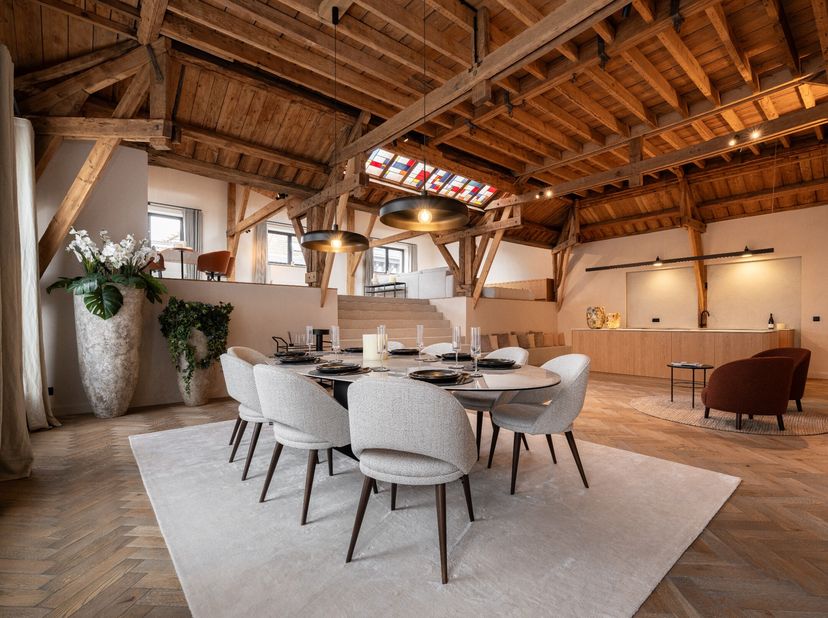 Loft économe en énergie de 338 m² habitables avec 3 chambres et autant de salles de bains faisant partie d'un petit immeuble de style néo-renaissance