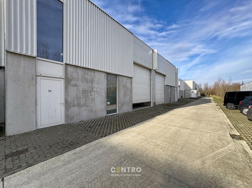 Benaderende AFMETINGEN:&amp;nbsp;<br />
12m breed x 15,29m diep<br />
1 parkeerplaats voor de deur<br />
<br />
AFWERKING:<br />
<br />
	Stalen constructi