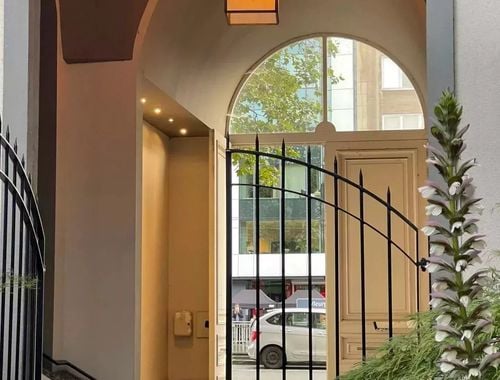                                         Appartement te huur in Elsene, € 2.400
