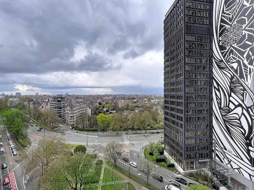Gelegen op de bovenste verdieping van een standingvol gebouw, charmeert dit prachtige appartement onmiddellijk met zijn hoogwaardige afwerkingen en ui