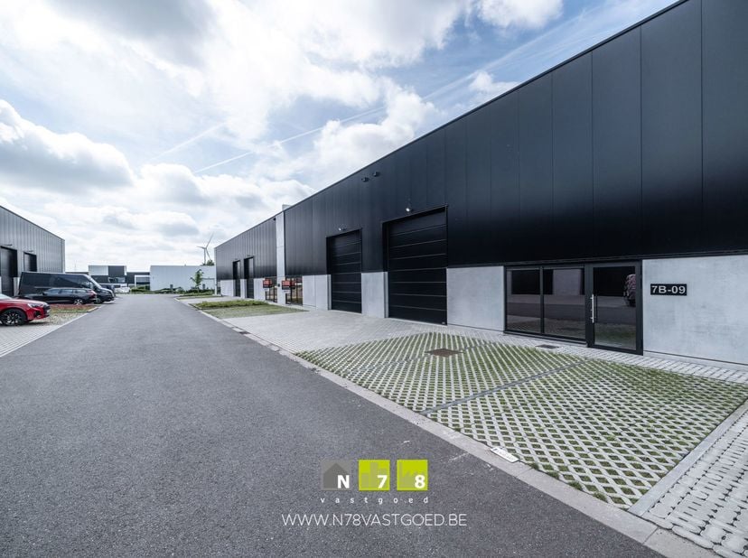 UNIT A6 IN BEDRIJVENPARK OOSTERRING TE GENK.<br />
ALGEMEEN<br />
Dit nieuwe bedrijvenpark is gelegen te Genk en omvat 20 kwalitatieve KMO-units evena