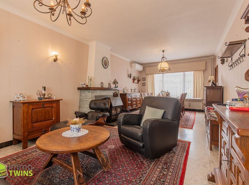 Leuke starters- gezinswoning met 3 slaapkamers, zolder van 41 m² en gezellige tuin nabij centrum Sint-Gillis-Dendermonde<br />
Bent u op zoek naar een