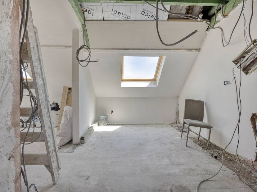 In de gemeente Merksem bevindt zich deze unieke, volledig gestripte studio die te koop staat op de derde verdieping. Dit vastgoed biedt de ideale kans