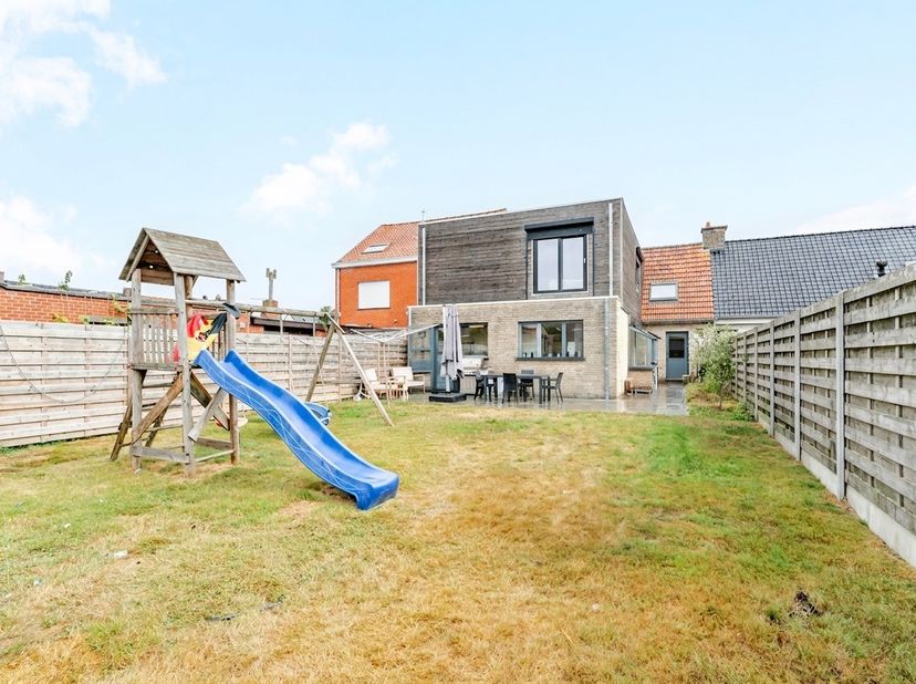 In de Lindenstraat in Roeselare, een zeer rustige, kindvriendelijke straat én vlakbij het centrum van Roeselare, vinden we deze ruime woning met grote