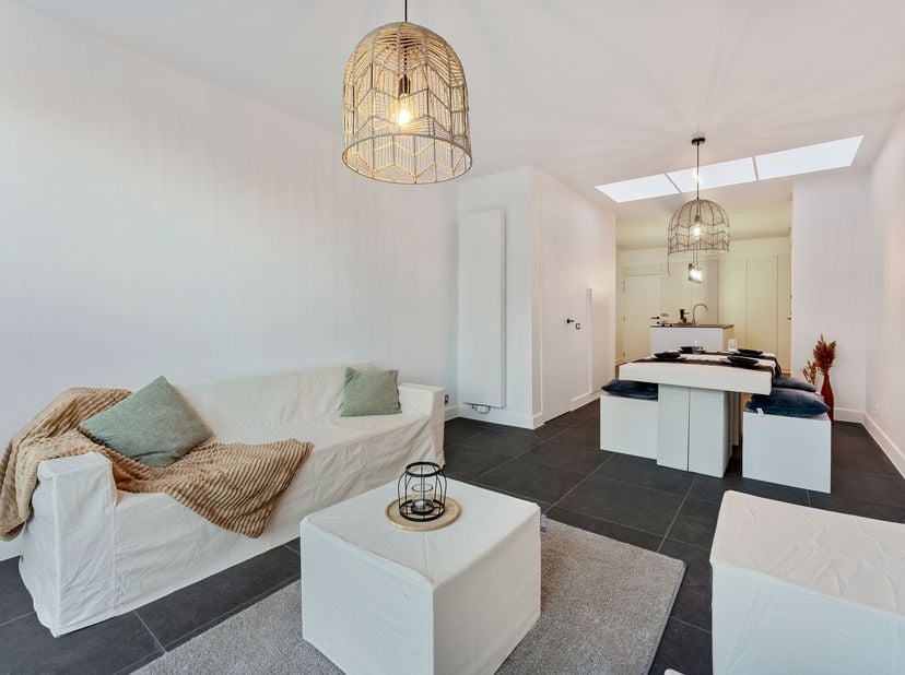 Gerenoveerde woning met 3 slaapkamers te koop in Menen<br />
Bij het binnenkomen word je verwelkomd in de inkomhal met een handige berging/technische