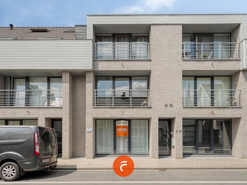 Een ruim (101 m2 woonoppervlakte) en perfect onderhouden appartement op het gelijkvloers vlakbij centrum Lauwe. Langs de straatzijde is een grote leef