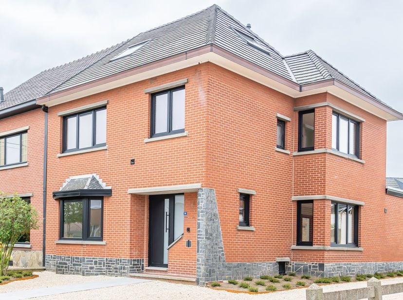 <br />
Ontdek deze volledig gerenoveerde woning, die comfort, ruimte en moderne stijl biedt. De woning beschikt over een lichte leefkeuken met kookeil