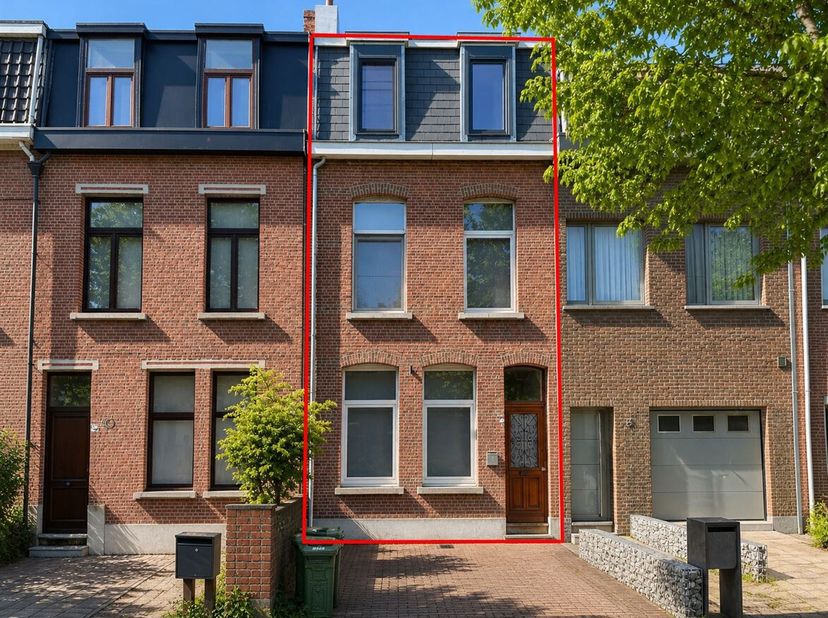 Karaktervolle woning in Mariaburg (Brasschaat) <br />
Ligging: <br />
De woning is gelegen in Mariaburg (Brasschaat), op wandelafstand van verschillen