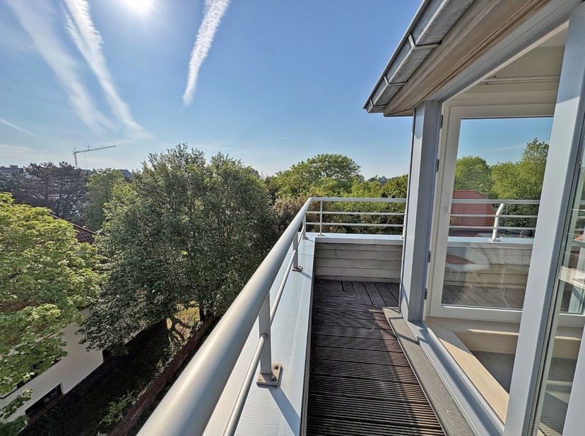 Zongericht gemeubeld appartement gelegen op enkele stappen van het strand en nabij het centrum van Sint-Idesbald. Het appartement is gelegen op de bov