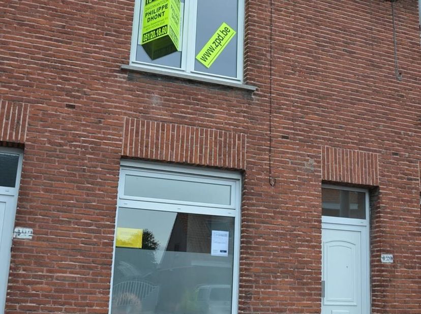 In de Iepersestraat 420 te Roeselare bevindt zich deze volledig gerenoveerde, energiezuinige en instapklare rijwoning. De woning combineert hedendaags