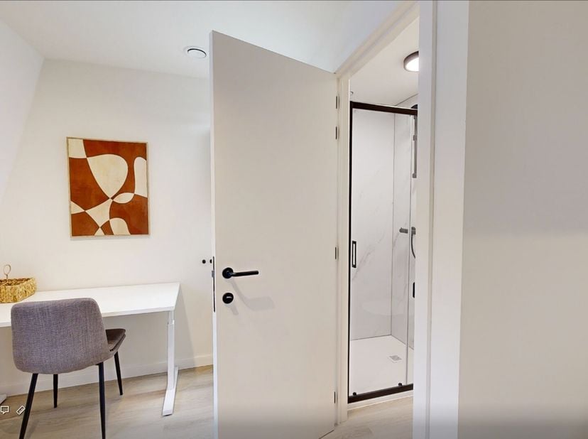 Reeds verhuurd voor academiejaar 25/26, geniet instant van je rendement.<br />
Deze volledig vernieuwde lichtrijke kamer van 24 m² bevindt zich op de