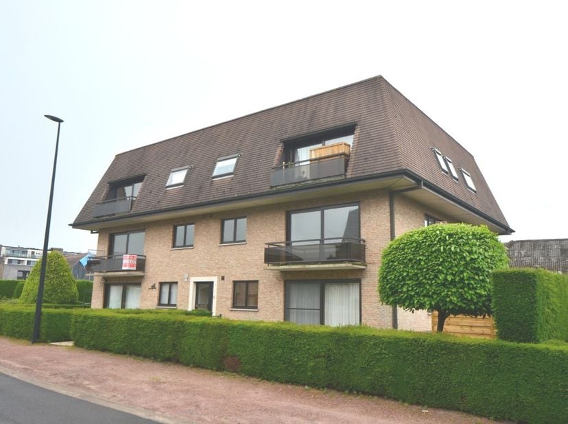 Hoekappartement gelegen op het eerste verdiep, inclusief garagebox.<br />
Centraal gelegen en op wandelafstand van centrum Maldegem.<br />
Het apparte