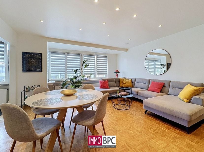 Ontdek dit stijlvolle en lichtrijke appartement van 97 m², volledig gerenoveerd en ideaal gelegen in een goed onderhouden gebouw.<br />
De ruime open
