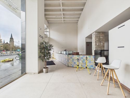                                         Rez-de-chaussée commercial à louer à Ixelles, € 7.400
