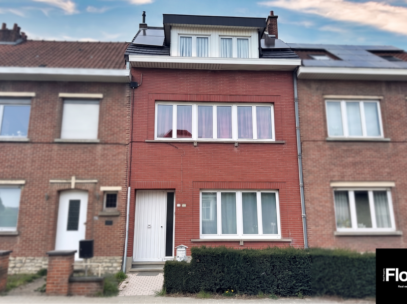 FLOW Real Property vous propose à la vente cette charmante maison 3 chambres idéalement située au cœur de Grimbergen, en face du Lammekeshoeve, à prox