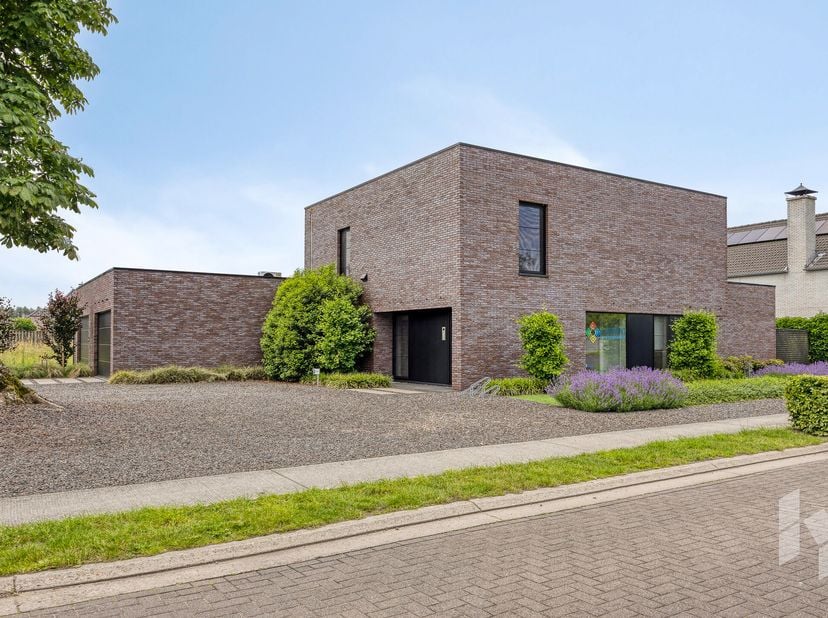 Prachtige moderne woning (324 m²) met een hoogwaardige afwerking en een praktijkruimte of eventueel 5 slaapkamers op een hoekperceel van 831 m².<br />