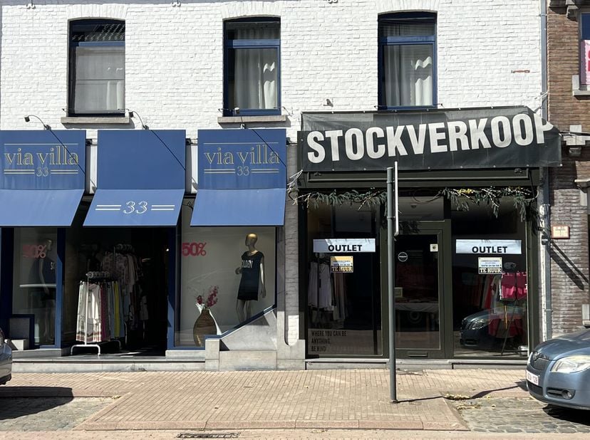 Het pand is gelegen in het centrum van Zonhoven en eveneens bereikbaar voor leveringen aan de achterzijde<br />
via de weg achter de Hoven.