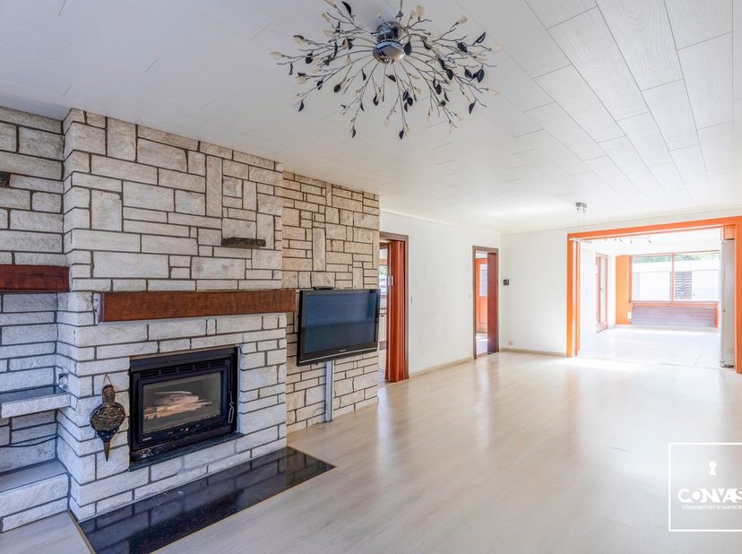 In deze rustige buurt te Wondelgem vindt u deze interessante halfopen bebouwing. Ideaal voor mensen die graag hun eigen smaak geven aan hun woning. In