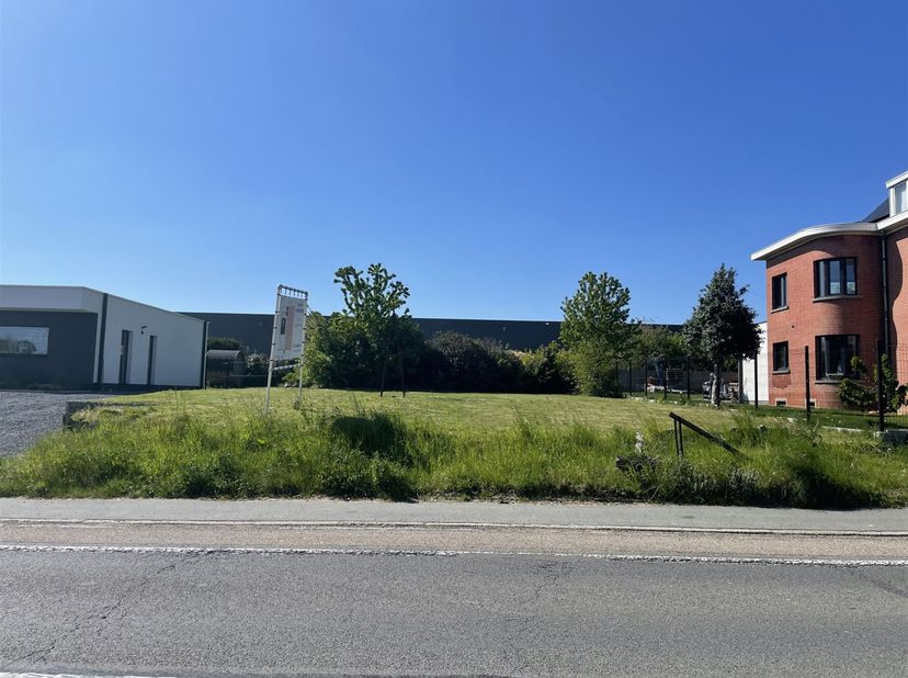 Dit bouwperceel met west oriëntatie voor open bebouwing heeft een oppervlakte van 6a 06ca  is gelegen op de Tiensesteenweg ter hoogte van 156, vlakbij