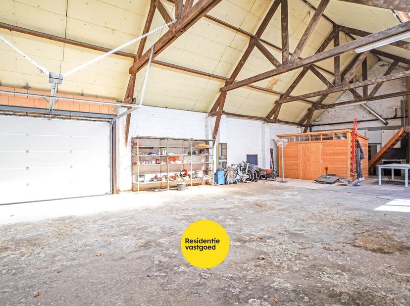 Uitzonderlijk karaktervolle woning met opslagplaats van 147 m² en een bruikbare vloeroppervlakte van 443 m². Bij het betreden van de woning komt u ter