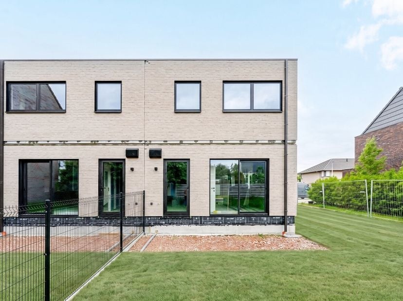 [[ DIT PAND NEEMT DEEL AAN DE ERA OPEN HUIZEN DAG OP 19/9 VAN 16:00 TOT 17:00 ]] In de Merelstraat in Harelbeke komen twee halfopen nieuwbouwwoningen