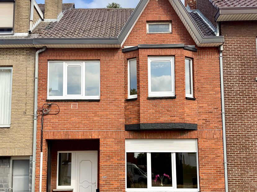 Karaktervolle woning met 3 à 4 slaapkamers en veel renovatiepotentieel in Hasselt<br />
<br />
Bent u op zoek naar een woning die u volledig naar eige