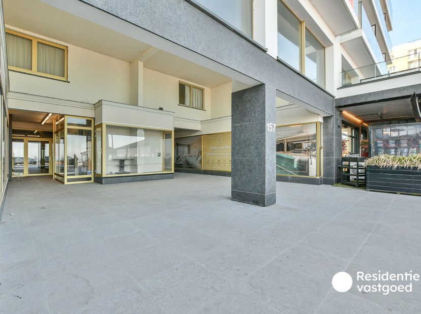 Goed gelegen handelspand met visibiliteit vanop de Zeedijk te Blankenberge! Centraal gelegen in de befaamde winkelgalerij 'Excelsior' rondom tal van a