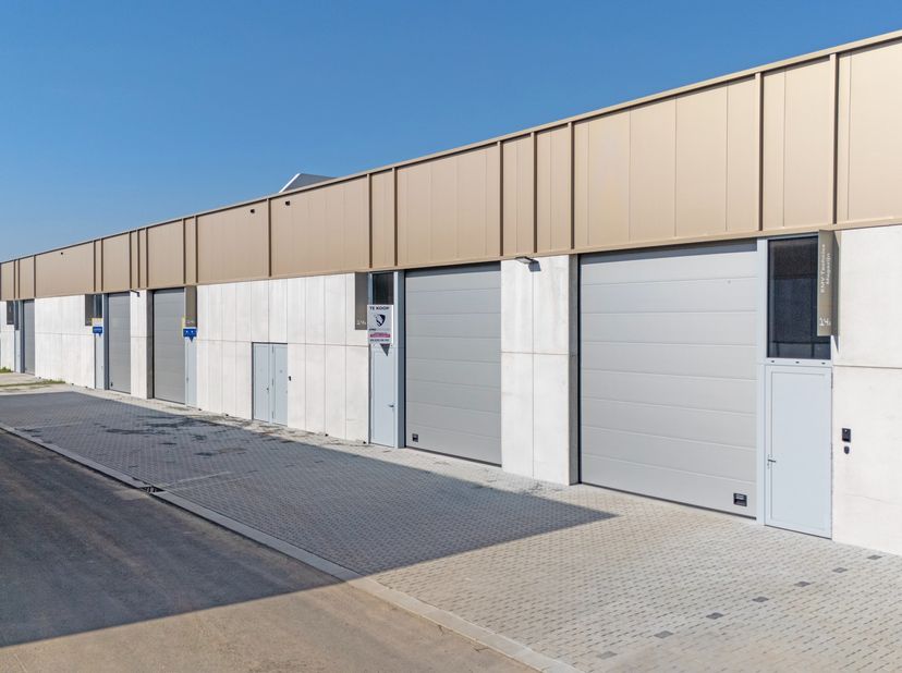 In bedrijvenpark THEA in Tielt is 1 van de laatste 4 nieuwbouw KMO-units van 212 m² te koop, inclusief twee private parkeerplaatsen.<br />
<br />
De c
