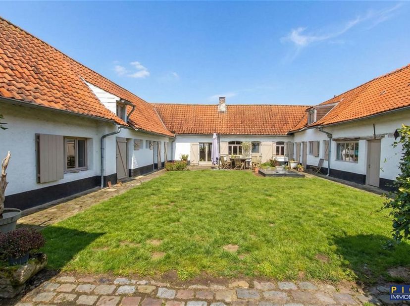 Conviviale fermette, située en retrait avec allée privée et portail motorisé, 5 chambres dont 1 chambre et 1 salle de bain de plain pied, 1 salle de d