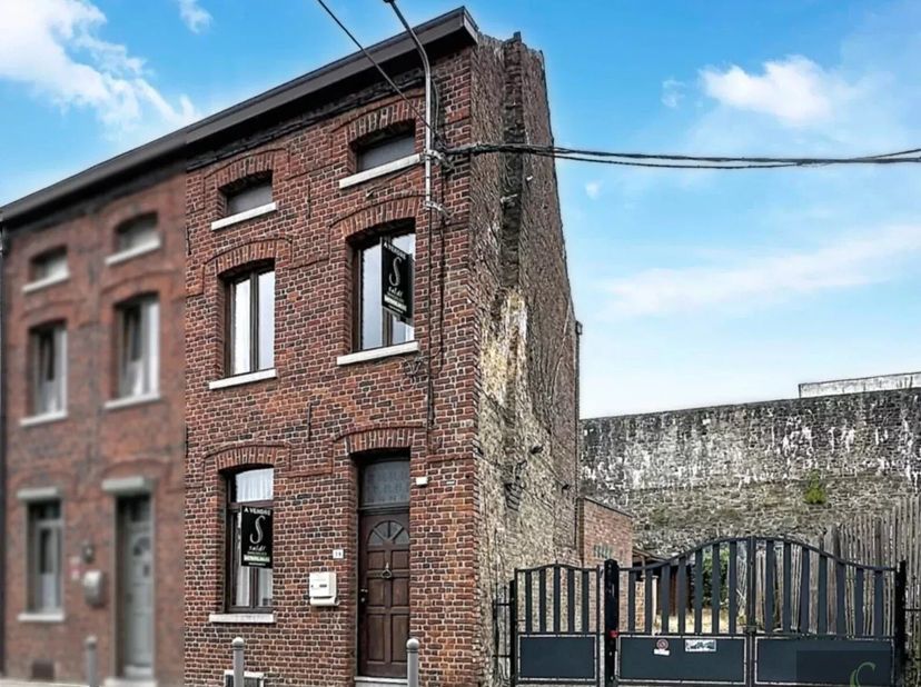 Dans une rue calme du centre-ville de Binche, découvrez cette maison à rafraîchir bénéficiant actuellement d'un passage latéral et d'un espace jardin