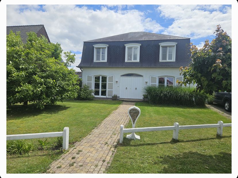 Te Koop: Luxueuze en Energiezuinige Gezinsvilla in Zomergem<br />
<br />
Bent u op zoek naar een instapklare, stijlvolle en ruime woning in een rustig
