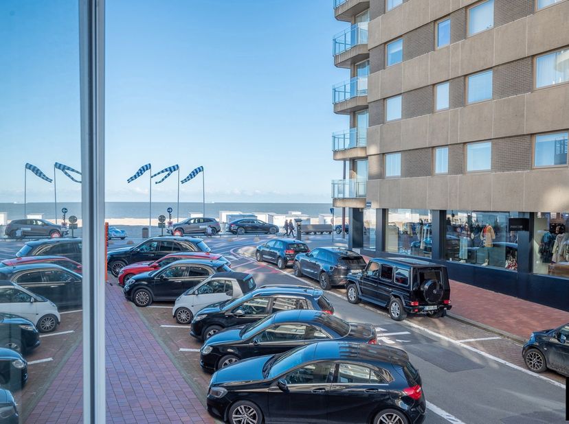 Appartement magnifiquement rénové avec vue mer latérale à deux pas de l'avenue du Littoral et du Minigolf. Composition : Hall d'entrée avec vestiaire
