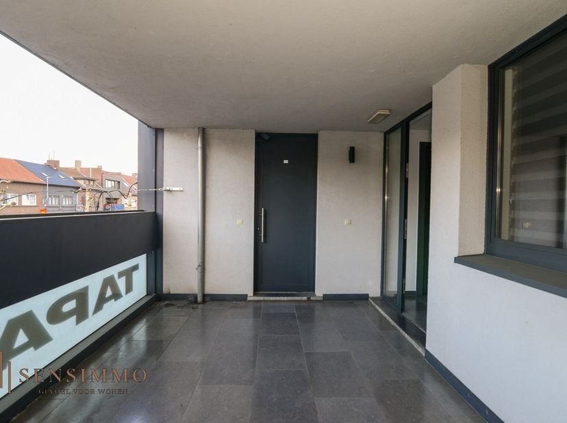 Op een toplocatie in het centrum van Eisden, aan de levendige Pauwengraaf 51, vinden we dit instapklare en energiezuinige appartement met 2 slaapkamer