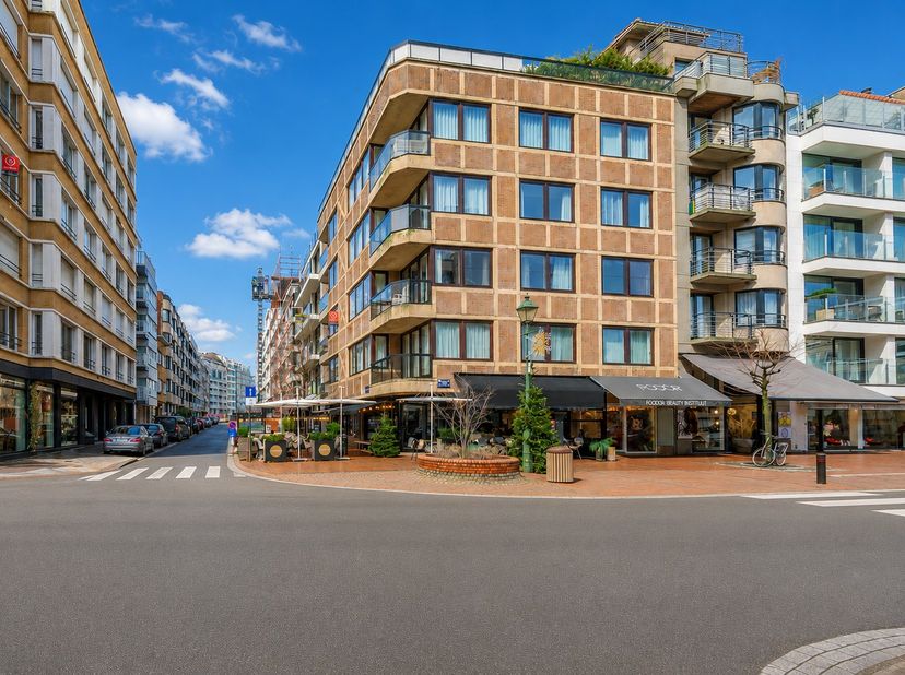 Op een uitstekende ligging, op wandelafstand van het strand, de zeedijk en tal van winkels en horecazaken, bevindt zich dit leuk vernieuwd appartement