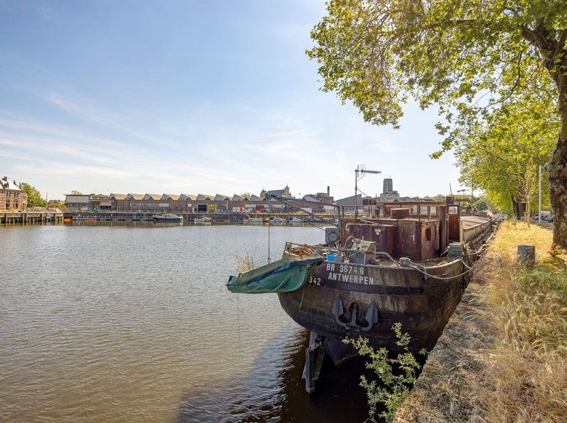 Woonboot met ligplaats te koop in centrum Mechelen<br />
Ligging: De woonboot is gelegen in het Keerdok te Mechelen. Deze centrale locatie maakt dat h