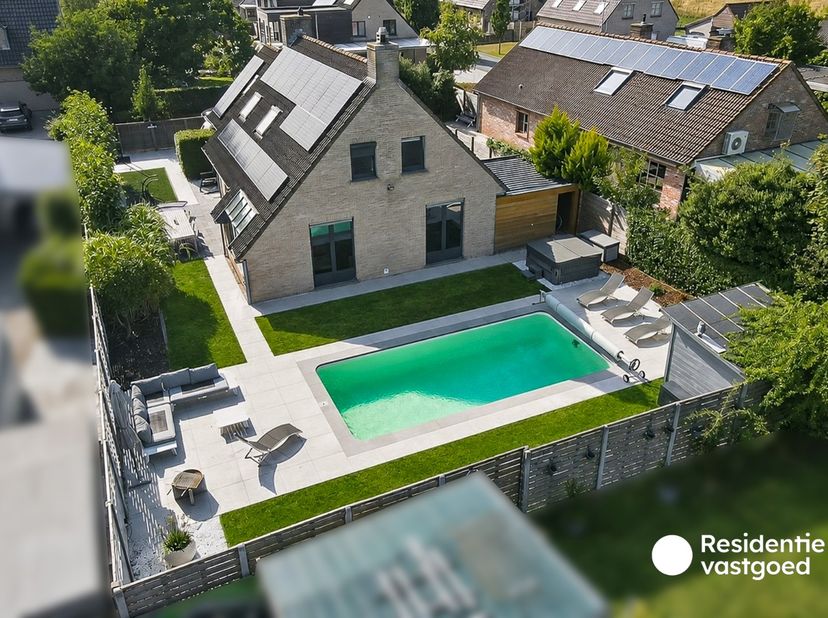 Deze ruime villa geniet van een rustige ligging in een doodlopende straat en combineert aangenaam wooncomfort met tal van praktische troeven. De wonin