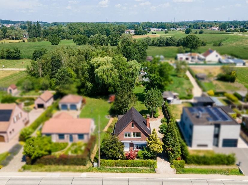 Te renoveren woning met veel potentieel op een ruim perceel in het landelijke Schriek.<br />
Bent u op zoek naar een woning die u volledig naar eigen
