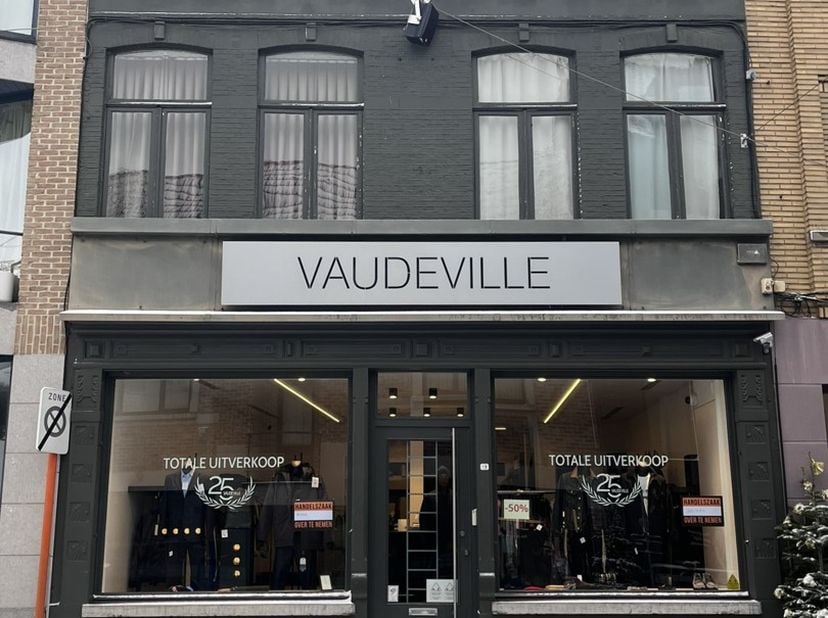 Op een commerciële ligging bied ik dit&amp;nbsp;stijlvol handelspand&amp;nbsp;te huur aan, momenteel ingericht als exclusieve modezaak.<br />
De prachtige inr