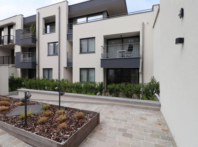 WOLUWE-SAINT-PIERRE, right next to Place Dumon (Stockel Metro station). Stunning 105 m² APARTMENT (2 bedrooms/2 bathrooms) with a garden. Situated on