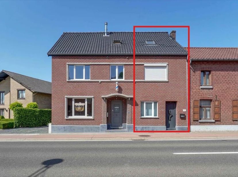 Deze instapklare ruime woning aan de Maastrichterstraat 304/1 te Bilzen is zeker een bezoek waard.<br />
Op het gelijkvloers bevindt zich een bijzonde