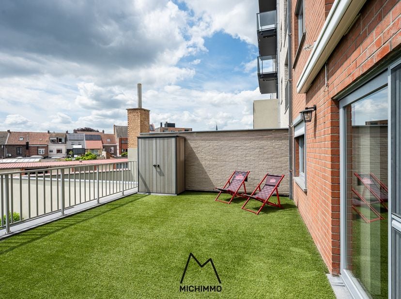 Binnenkomen in dit appartement voelt onmiddellijk goed; de prima staat van onderhoud, de moderne uitstraling en het ruime zuidwestelijk georiënteerd t
