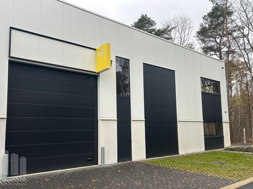 Nouvelle unité PME de 324 m² avec mezzanine de 34 m² et 3 emplacements de parking privatifs à vendre<br />
Stratégiquement située dans la zone industr