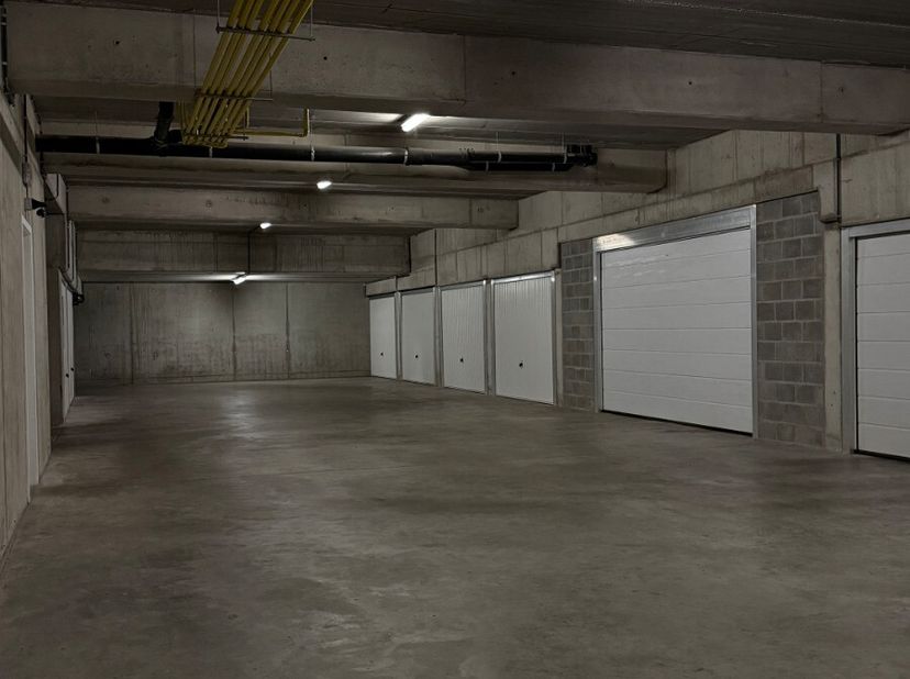 La Panne : Spacieux garage à vendre au centre de La Panne Découvrez ce garage idéalement situé, bénéficiant dun emplacement central et facilement acce
