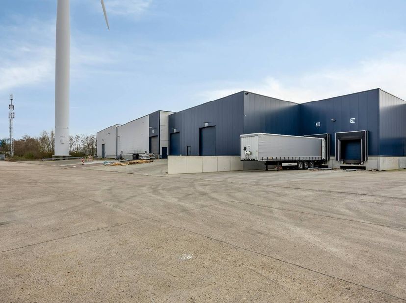 Ce centre de distribution récent est situé à Dilsen-Stokkem, stratégiquement situé entre l'E314 et la frontière néerlandaise, avec une combinaison d'e