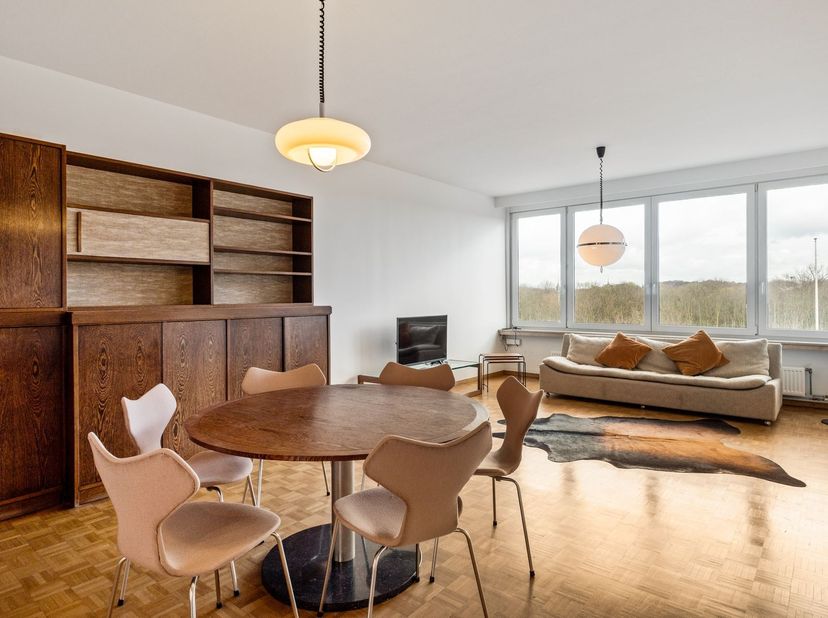 Dit appartement bevindt zich op de 6de verdieping van een verzorgd gebouw op de Wouter Haecklaan, pal naast het Park Rivierenhof in Deurne-Zuid. Met g